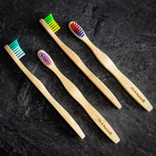 Brosse à dent pour enfant couleur bleu et rouge d'Ola Bamboo