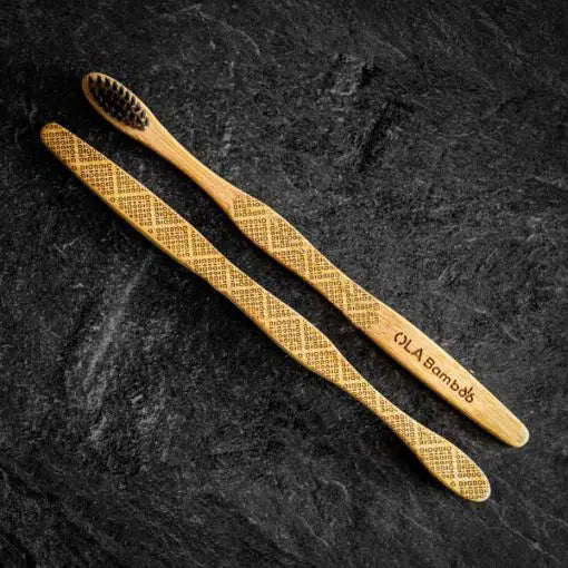Brosse à dent au charbon d'Ola Bamboo