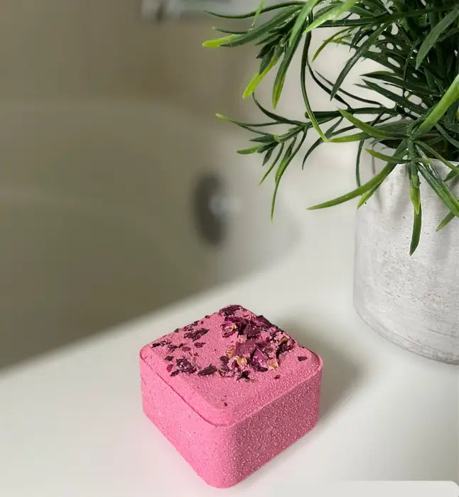 Bombe de bain – Pomme-grenade et pétales (petit cube de Saponaria
